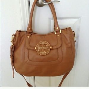 Tory Burch cross body and has shoulder straps