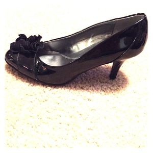Black patent leather Naturalizer heels size 8.5W