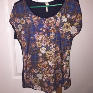 Cute floral print blouse!