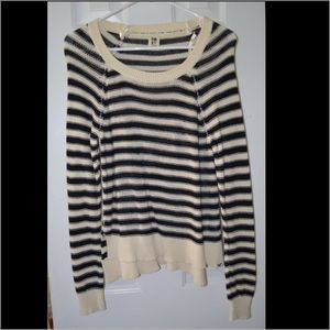 Cute stripped sweater!