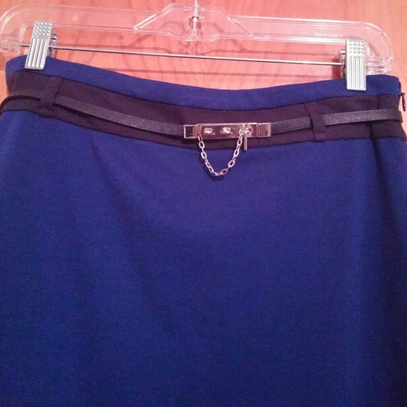 Blue pencil skirt with belt - Picture 2 of 3