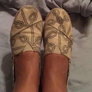 Toms cream/black slip ons