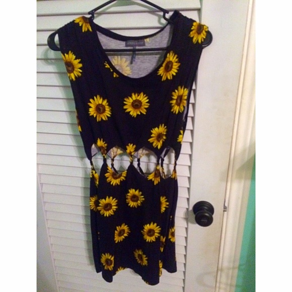 Kendall & Kylie Pacsun Sunflower cut out dress