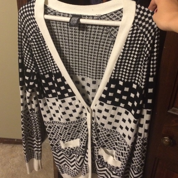 Checkered Cardigan - Picture 2 of 3