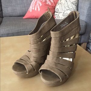 LAST CHANCE SALE ❗️❗️Dollhouse Tan Wedges