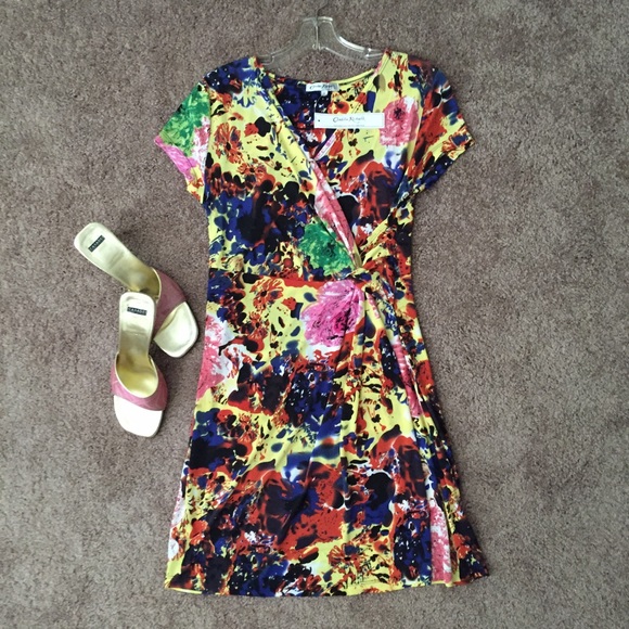 🌼FLOWER WRAP STYLE DRESS/ Med and Large - Picture 1 of 4