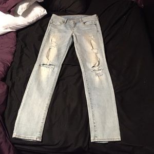 Distressed light wash pant