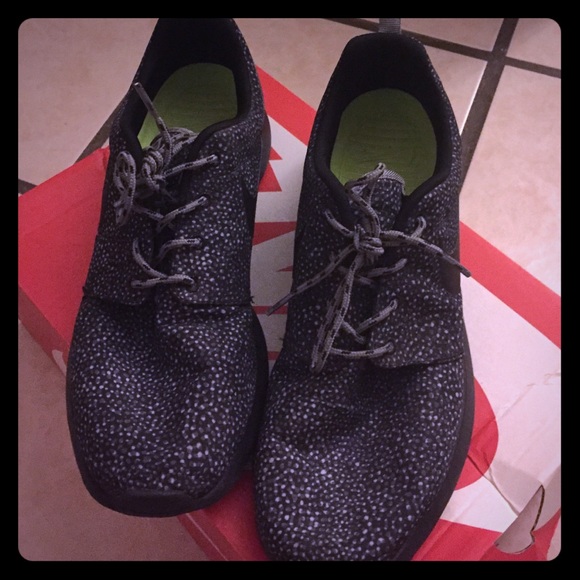 Black nike roshe runs size 11 like new!