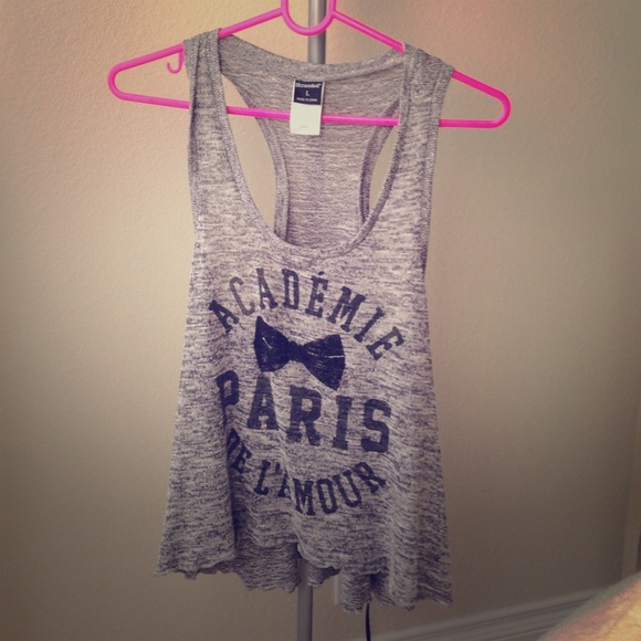 Grey sleeveless shirt.