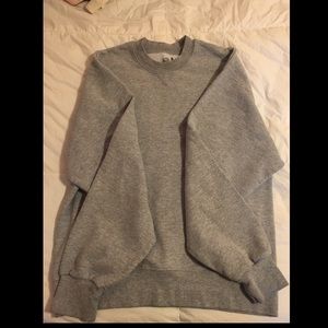 gray crewneck sweatshirt