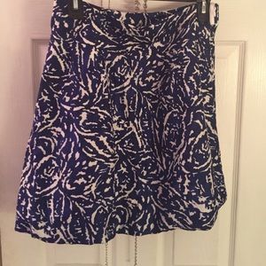 Navy blue and white Banana Republic skirt 🍁
