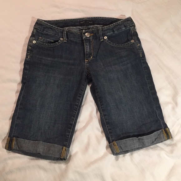 BR jeans above the knees