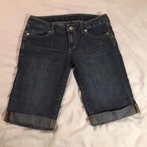 BR jeans above the knees