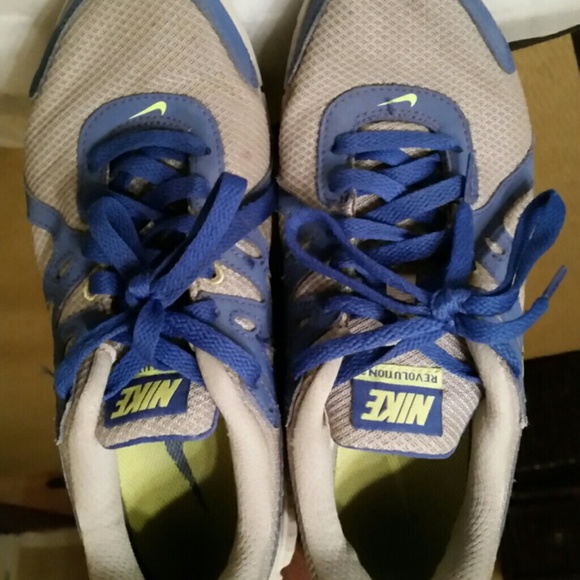 NIKE REVOLUTION 2