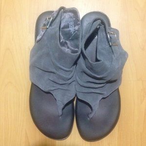 New Mossimo Grey Suede T-Strap Sandals Women's 9