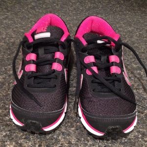 Ladies Size 6 1/2 Nike Shoes Black/Red Dual Fusion
