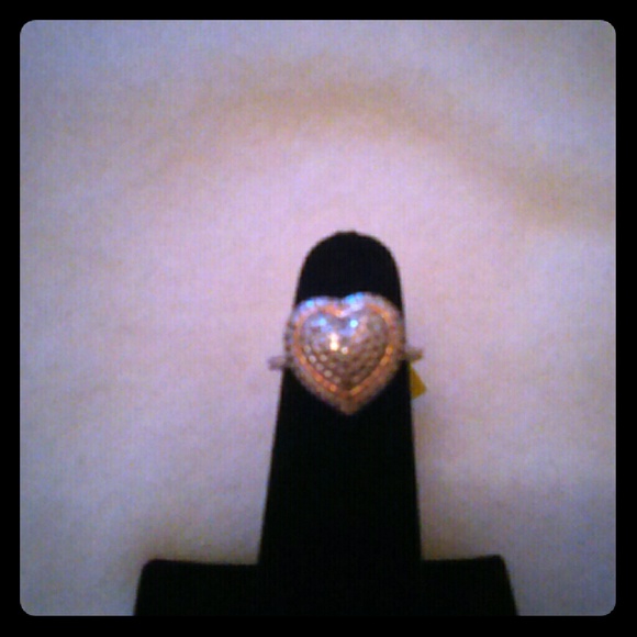 Jewelry - 💥FLASH SALE!💥 Diamond Accent Ring Sz 5