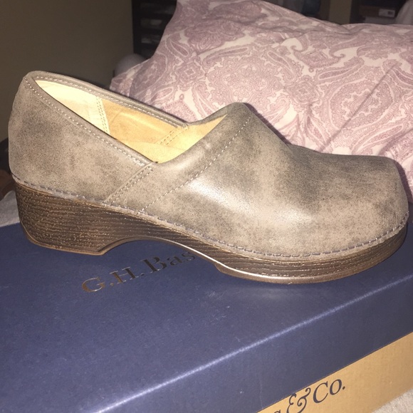 Name of shoe is Bass-Robyn and the color is taupe