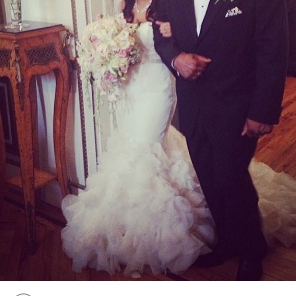 Vera Wang wedding dress - Picture 2 of 2