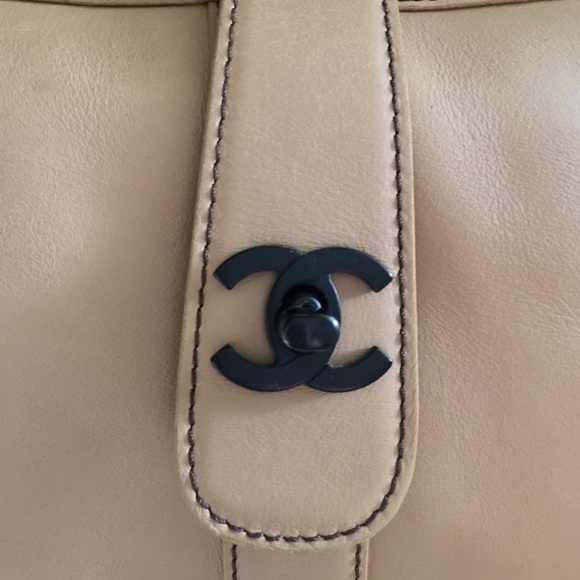 Gorgeous Chanel tote - Picture 2 of 4