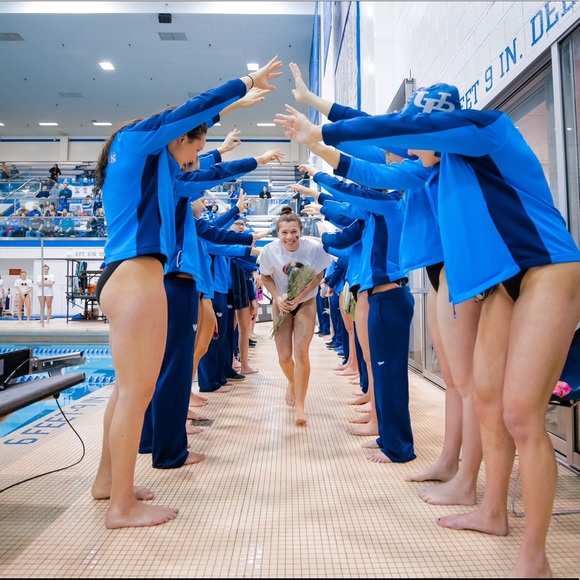 Meet your Posher, Gloria - Picture 2 of 4