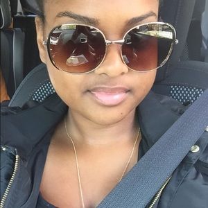 Meet your Posher, Simone