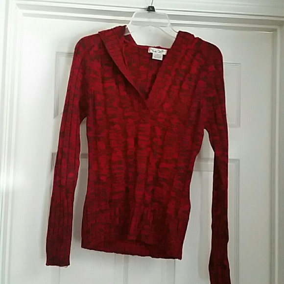 Pullover sweater with v neck and a hood