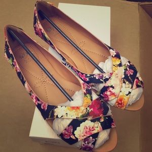 Peep toe floral flats.