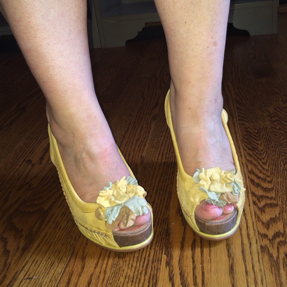 Yellow Wedge with Floral Detailing size 37.5 - Picture 1 of 4