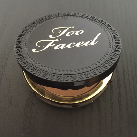 Too Faced Cocoa Powder Foundation - Medium