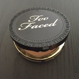 Too Faced Cocoa Powder Foundation - Medium