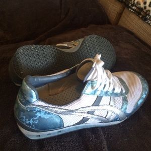 Worn once, completely clean!