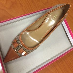 ANNE KLIEN size 8 1/2 MEDIUM width