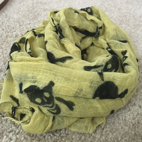 Black and yellow scull scarf