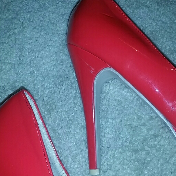 Red pumps - Picture 2 of 2