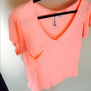 Women's coral laid back tee