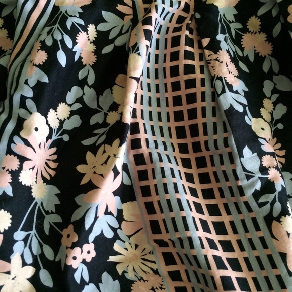 High wasted flower skirt - Picture 2 of 3