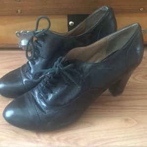 Nine West lace up ankle bootie. Black leather.