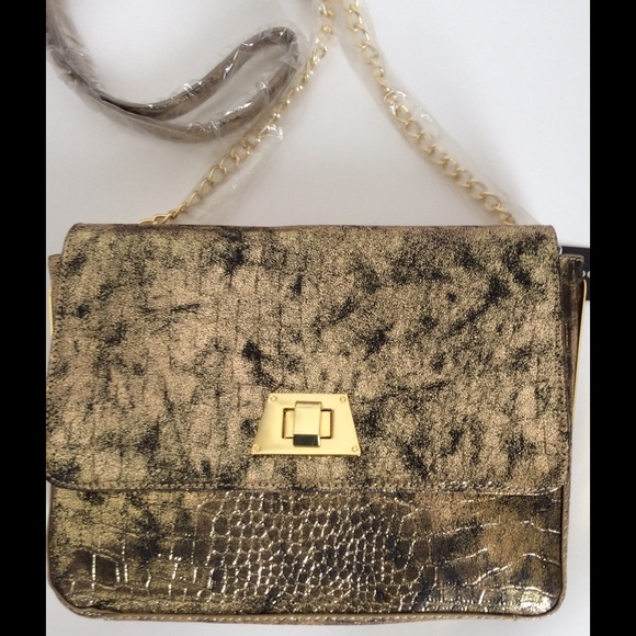 BEBE CROSS BODY BAG. GOLD.