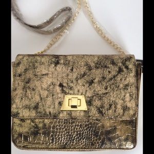 BEBE CROSS BODY BAG. GOLD.