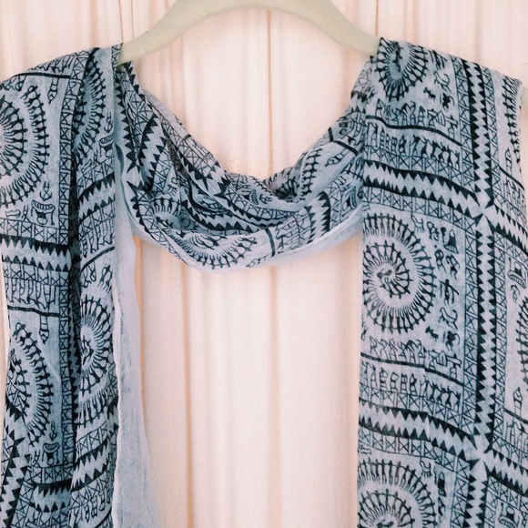 NWOT Boho Black & White Aztec Tribal Soft Scarf! - Picture 2 of 3