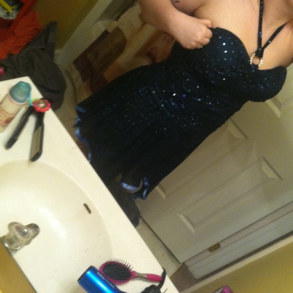 Dress - Picture 4 of 4