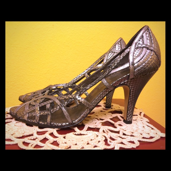 BEAUTIFULLY Detailed "Gianni Bini" Strap Heel!