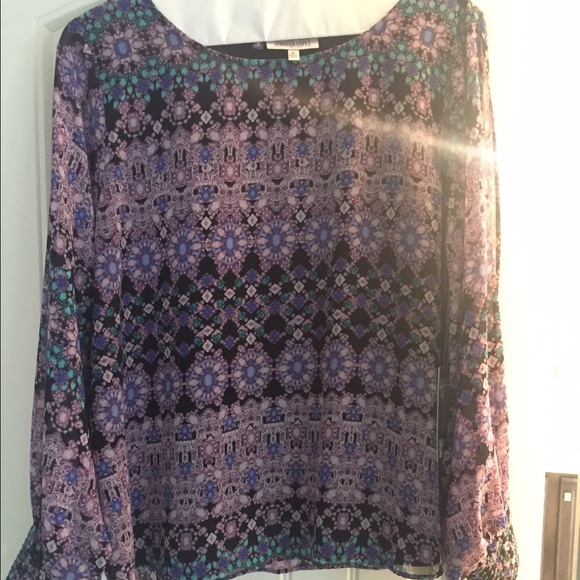 ⭐️NWT⭐️Cutout sleeve shirt