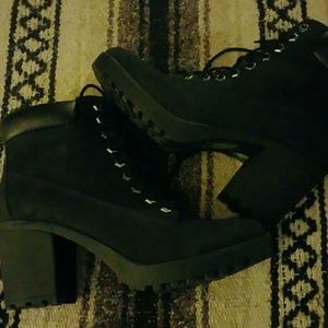 Black boots with chunky heel