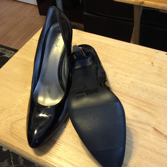 Black Patent leather pumps sz 10 M - Picture 4 of 4