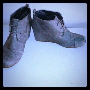 Grey-ish beige wedges