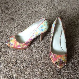 Nine West floral print heels! 🌺