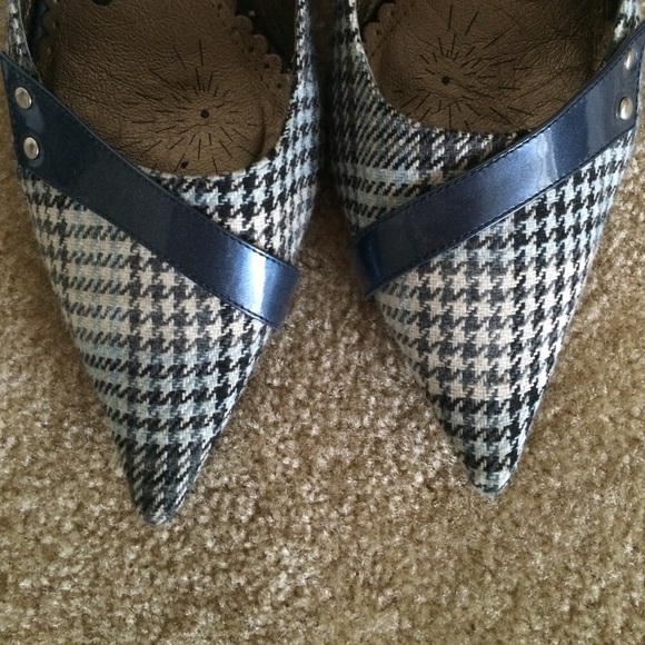 Plaid patterned shoes with shiny blue accents
