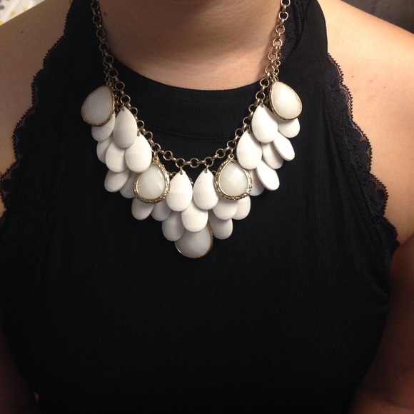 White and gold statement necklace - Picture 2 of 3